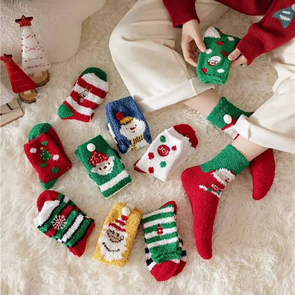 Chaussettes de tube moyen de bonhomme de neige de bande dessinée de Noël, chaussettes de sommeil de plancher, chaussettes de père Noël, bonneterie de femmes, chaussettes de lieux de Noël, velours