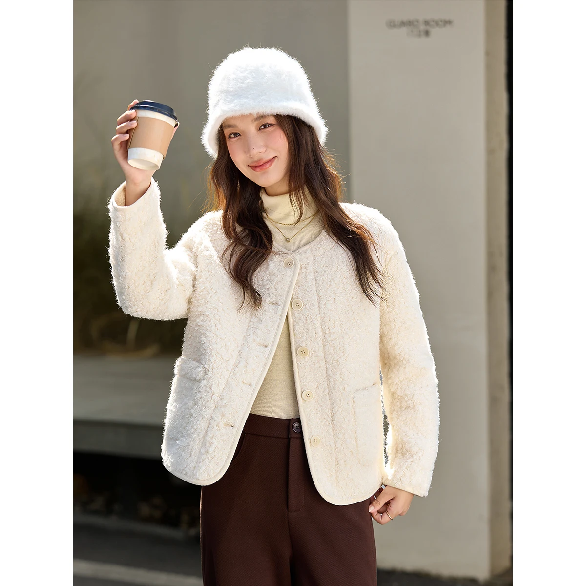 معطف VIMLY أنيق من الفرو الصناعي للنساء 2025 بياقة دائرية متينة ملابس خارجية قصيرة متعددة الاستخدامات وسميكة ودافئة سترة شتوية نسائية A3213