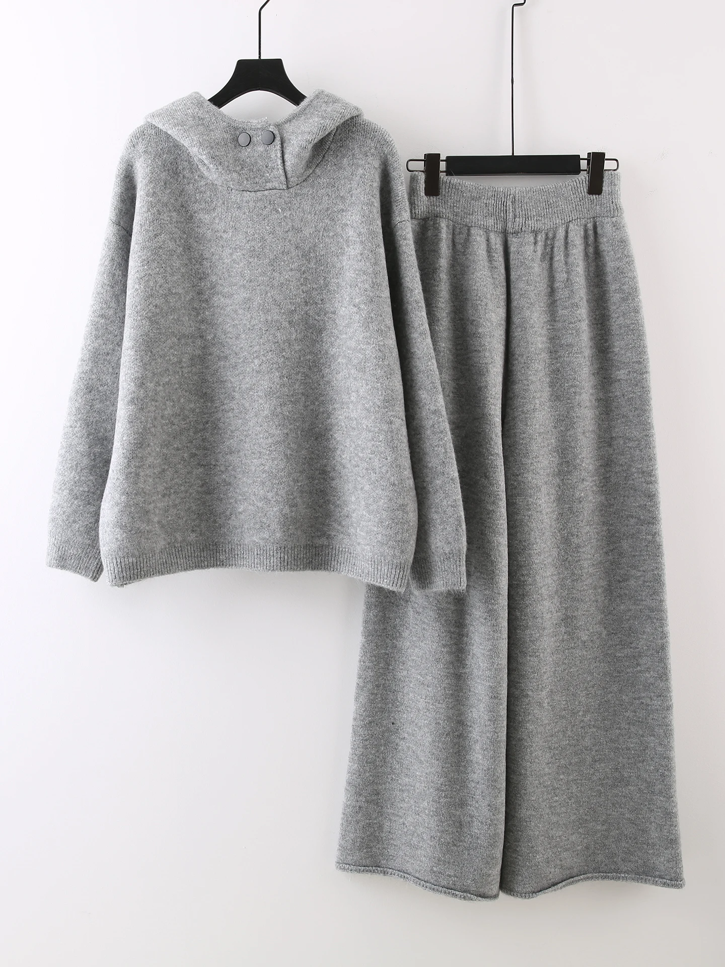 

Зимний комплект 2025: Утепленное худи и брюки с широкими штанинами на высокой талии – комфортный, модный, стройнящий комплект из двух предметов