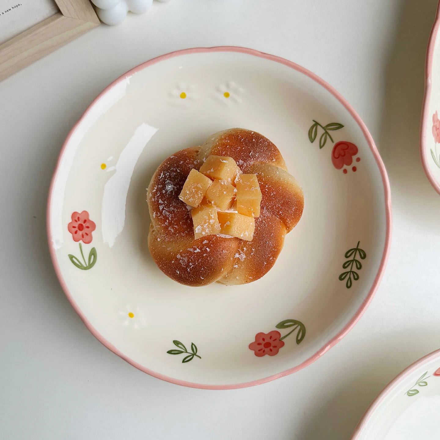 

Розовая керамическая десертная тарелка Ins, универсальный обеденный диск соответствующего цвета для дома, французский стиль, подглазурная цветная посуда для хлеба