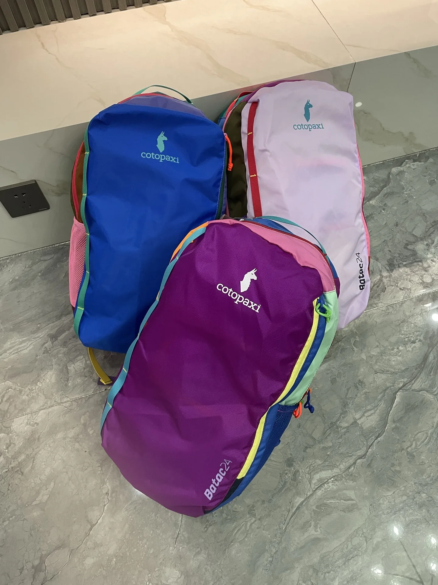 COTOPAXI Mochila de senderismo impermeable de 24L multicolor, mochila deportiva para exteriores para camping, viajes y senderismo