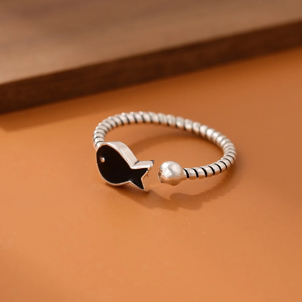 New Creative Cute Animal Exquisite 925 Sterling Silver Fashion Jewelry Black Epoxy Fish Twist Opening Rings  R277