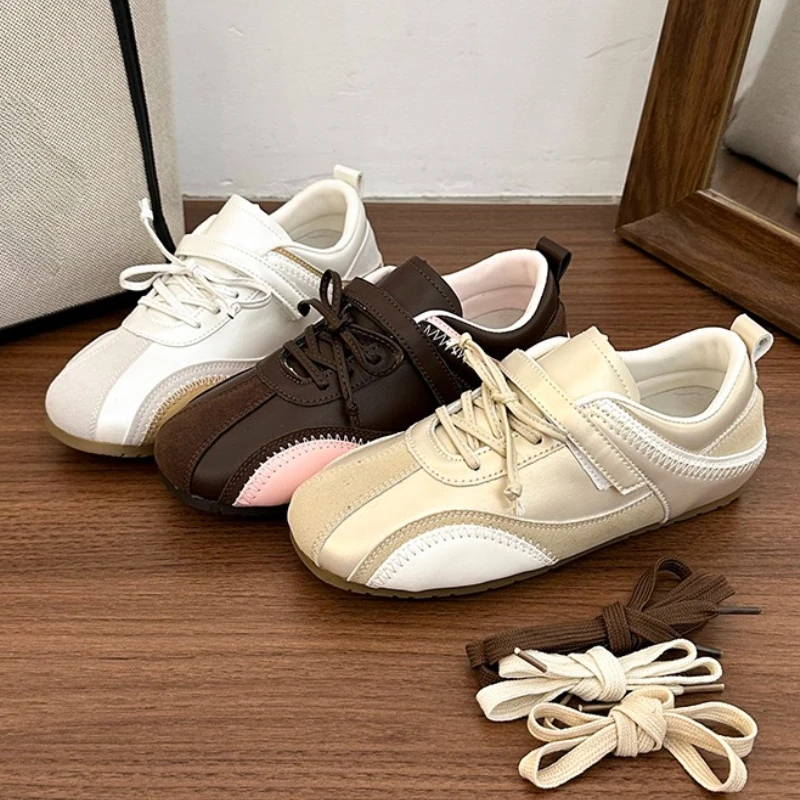 Los zapatos deportivos casuales con cordones en punta redonda y parte superior de bloque de color son esenciales para uso informal y desplazamientos diarios.