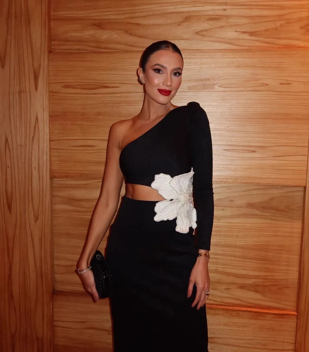 فستان أسود بكتف واحد للنساء في الربيع والخريف، ضمادة راقية مع خصر مكشوف، فستان فريد من نوعه مزين بالزهور