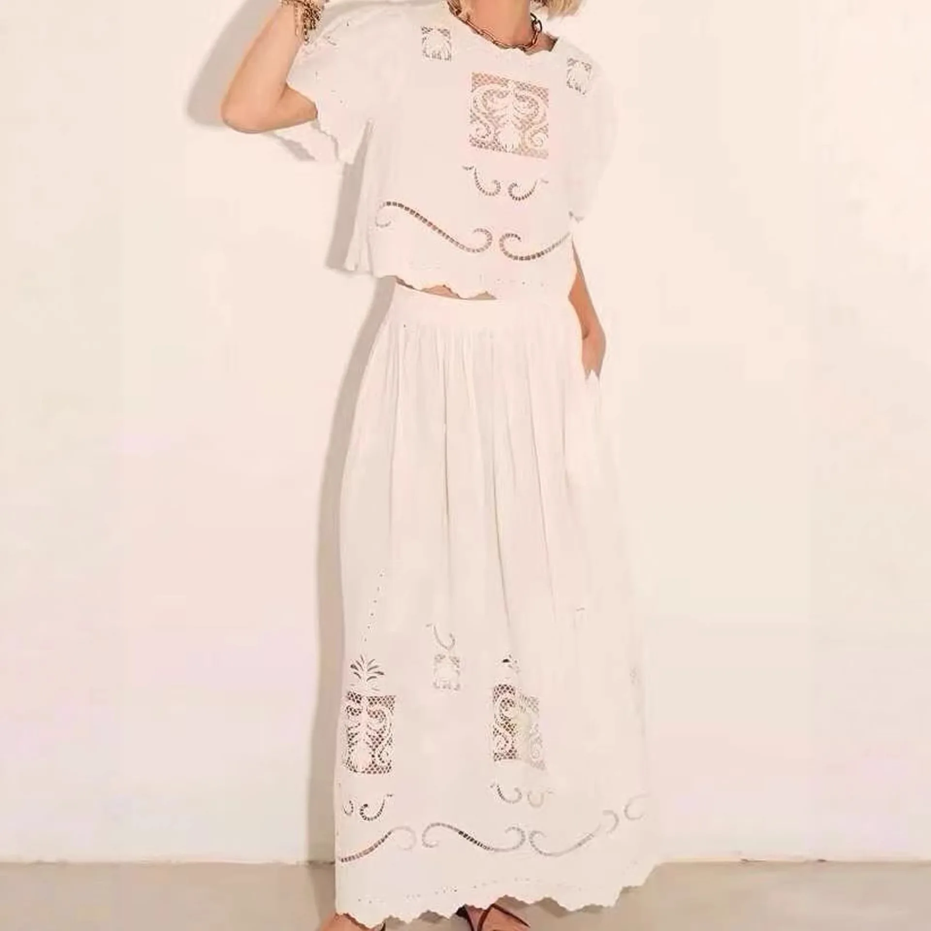 

Комплект с эффектом похудения: топ с вышивкой и вырезами и юбка миди. Новинка весна-лето. Женская повседневная одежда в корейском стиле.