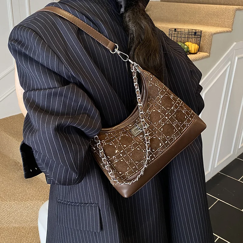 

Новинка 2025 года, модная сумка для ручной переноски, инкрустированная бриллиантами, женственная сумка для пельменей, нишевая трендовая универсальная женская сумка-мессенджер