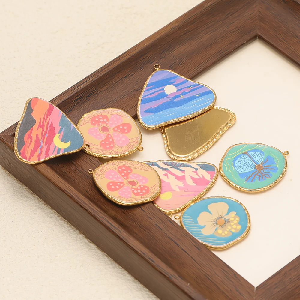 4 Stück Edelstahl-Anhänger in Goldfarbe mit Blumen- und Sonnenuntergangsmotiven für DIY abstrakten Schmuck, Halsketten, Anhänger, Kinderarmbänder und Ohrringe. – Detail 4