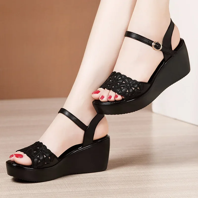 New 2024 Summer Chunky Platform Wedges Shoes Soft Leather Medium Heels Sandals Women Floral Cutout Black Beach Sandal Mom