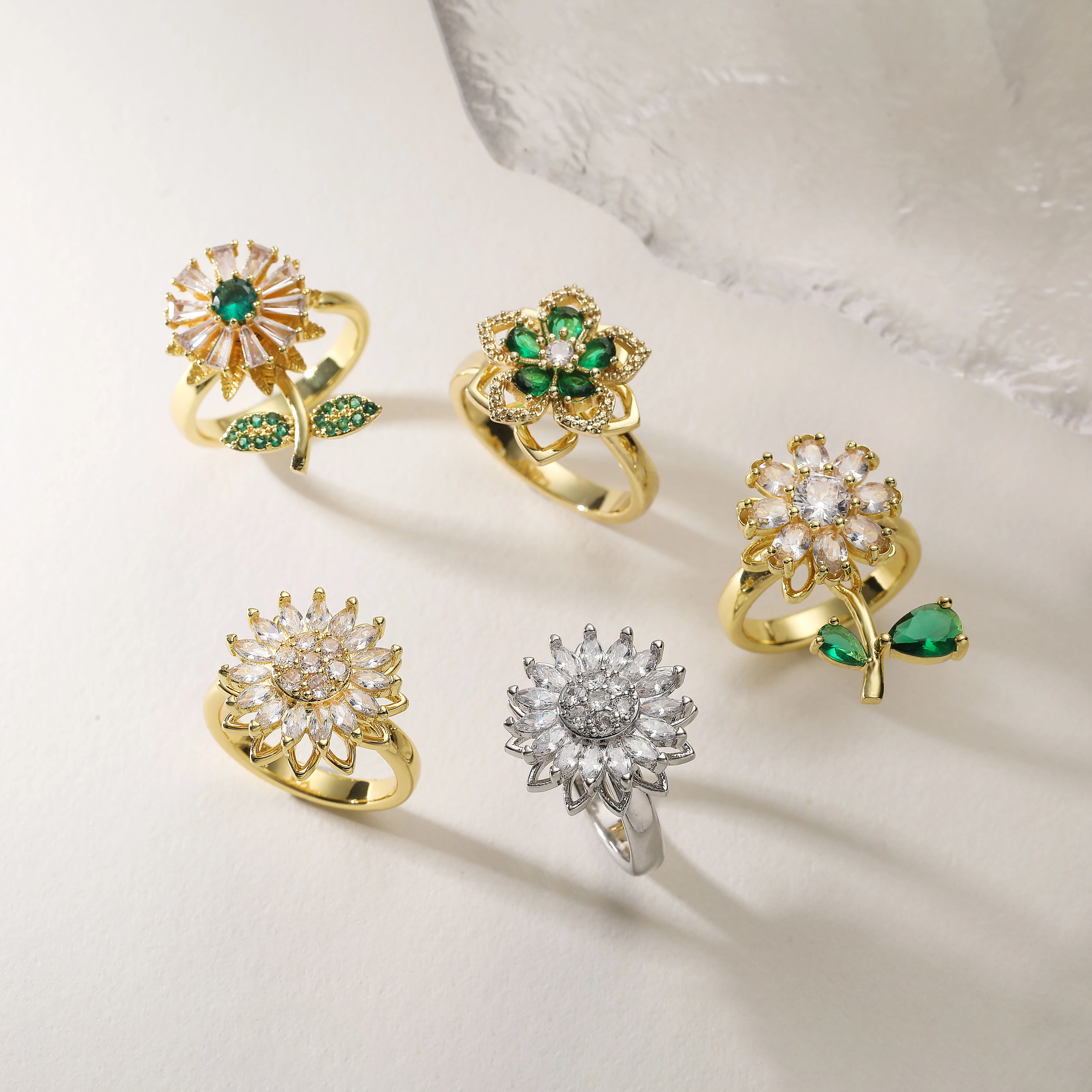 18K vergoldeter Messingring mit rotierendem Blumenmuster und funkelnden Zirkonia – Alltagsschmuck für Damen, inspiriert von der Frühlingsnatur