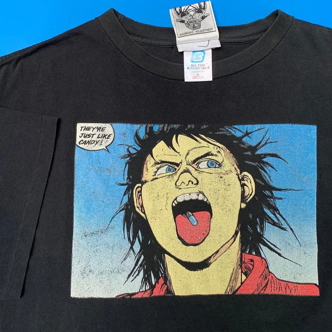 Anime japonés come pastillas, camisetas de media manga que caen fuera de los hombros y hombres y mujeres son camisetas de guerreros brillantes