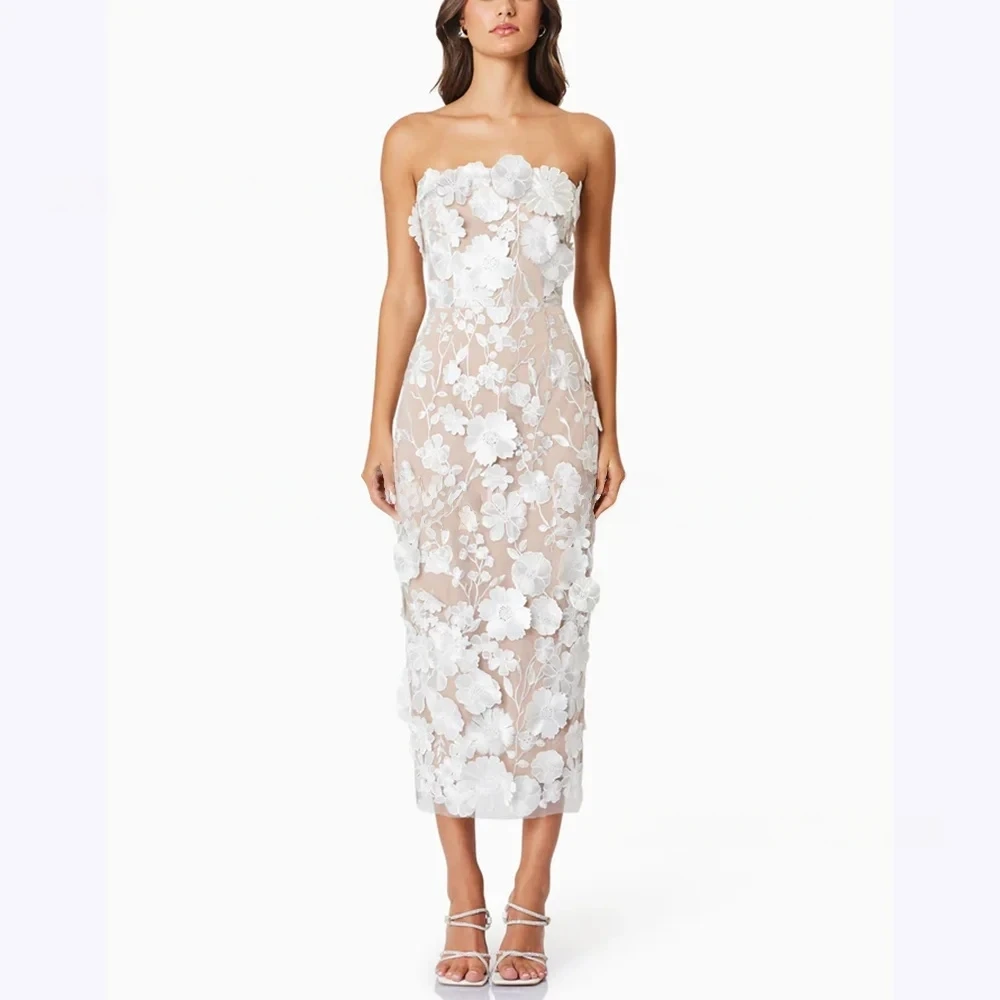 فساتين حفلة موسيقية من الدانتيل على شكل زهرة بيضاء للنساء بدون حمالات بطول الشاي مستقيمة لحفلات أعياد الميلاد حسب الطلب