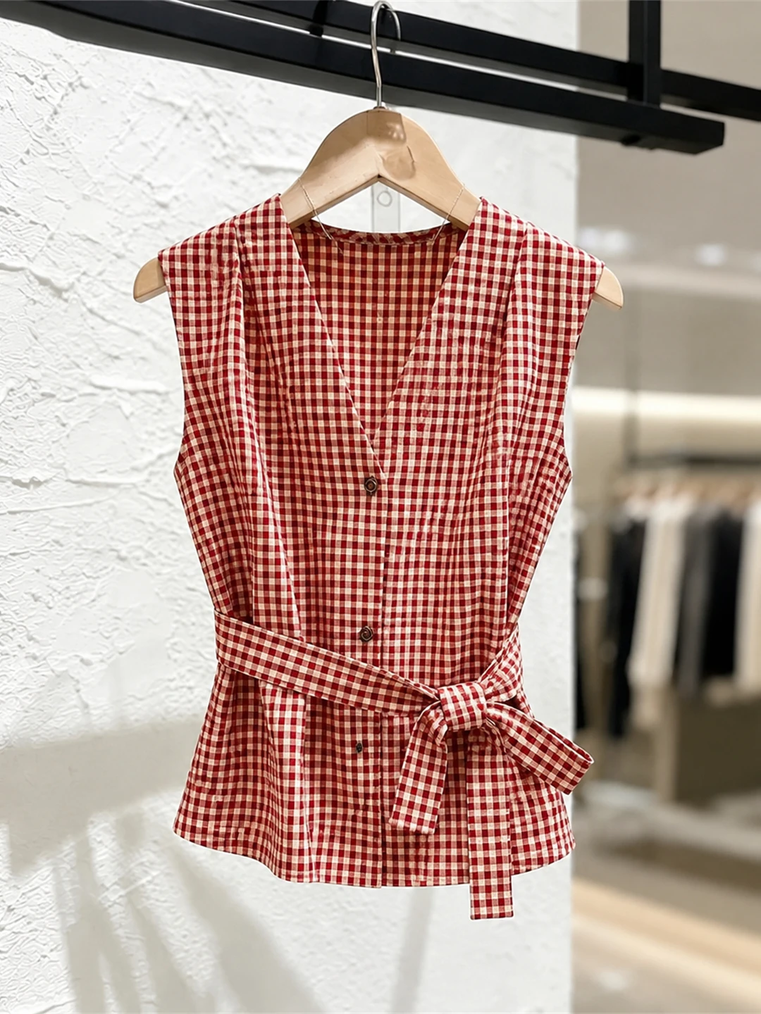 

Retro Plaid V-Neck Sleeveless Vest Slimming Belted Top Color Block Fashionable Summer Shirt Anti-Aging Silk Women's Clothing