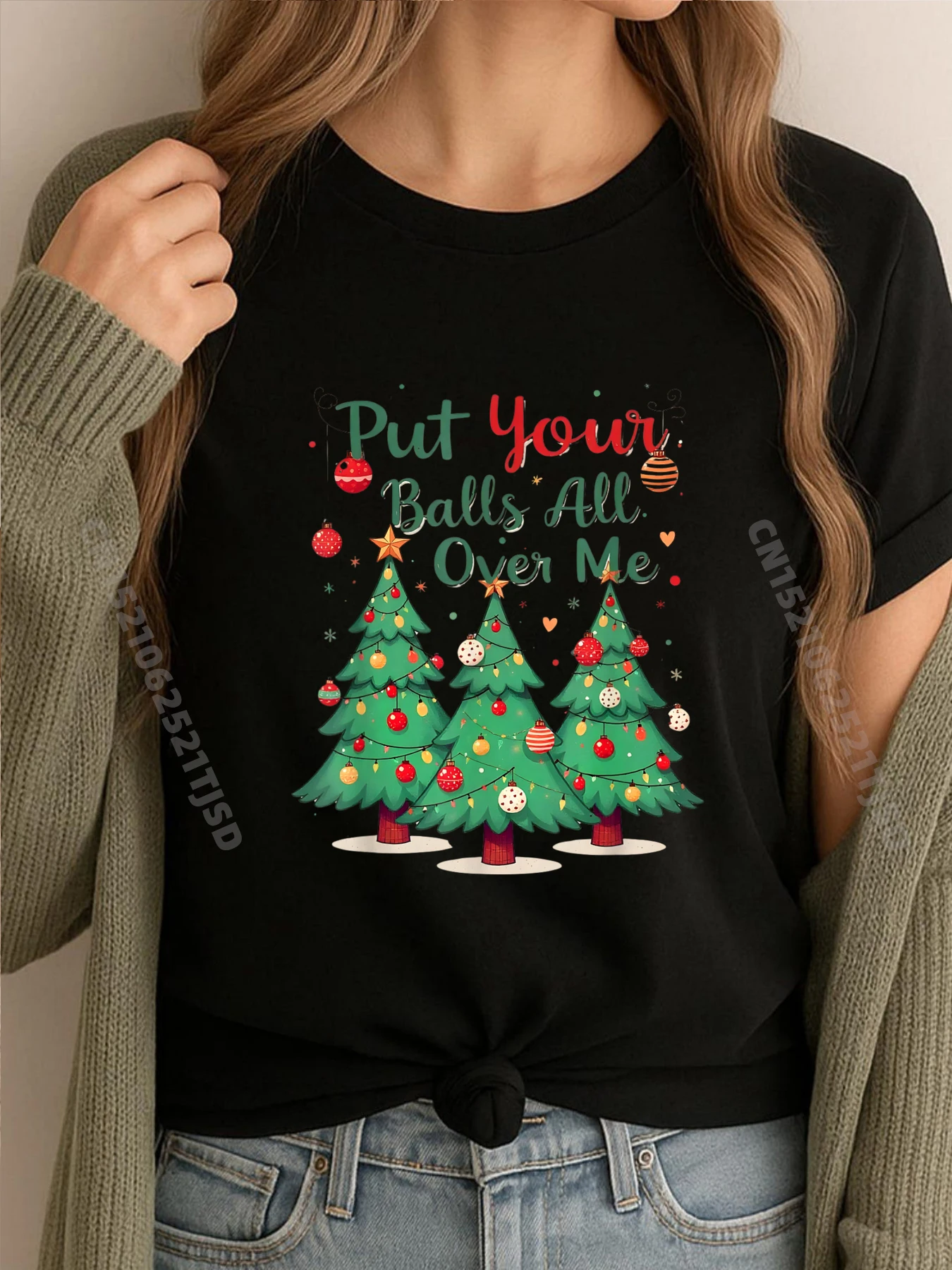 

Положите свои шары по всему мне. Футболка большого размера с рождественской елкой. Женская футболка, потертая.