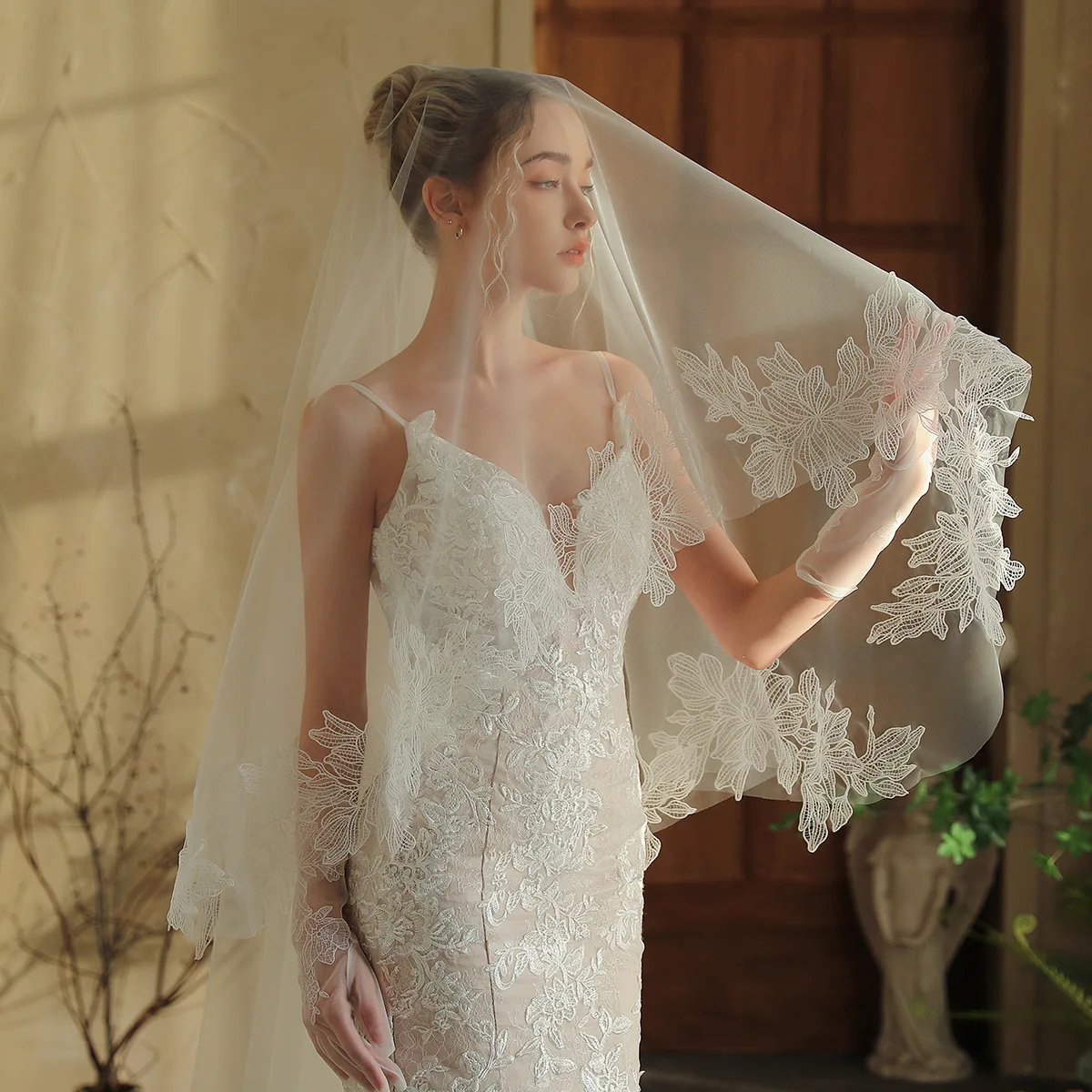 

V392 Main Wedding Veil for Bride, White Long Single-Layer Veil with a Small Train, No Hair Comb, Wedding Photography Prop
