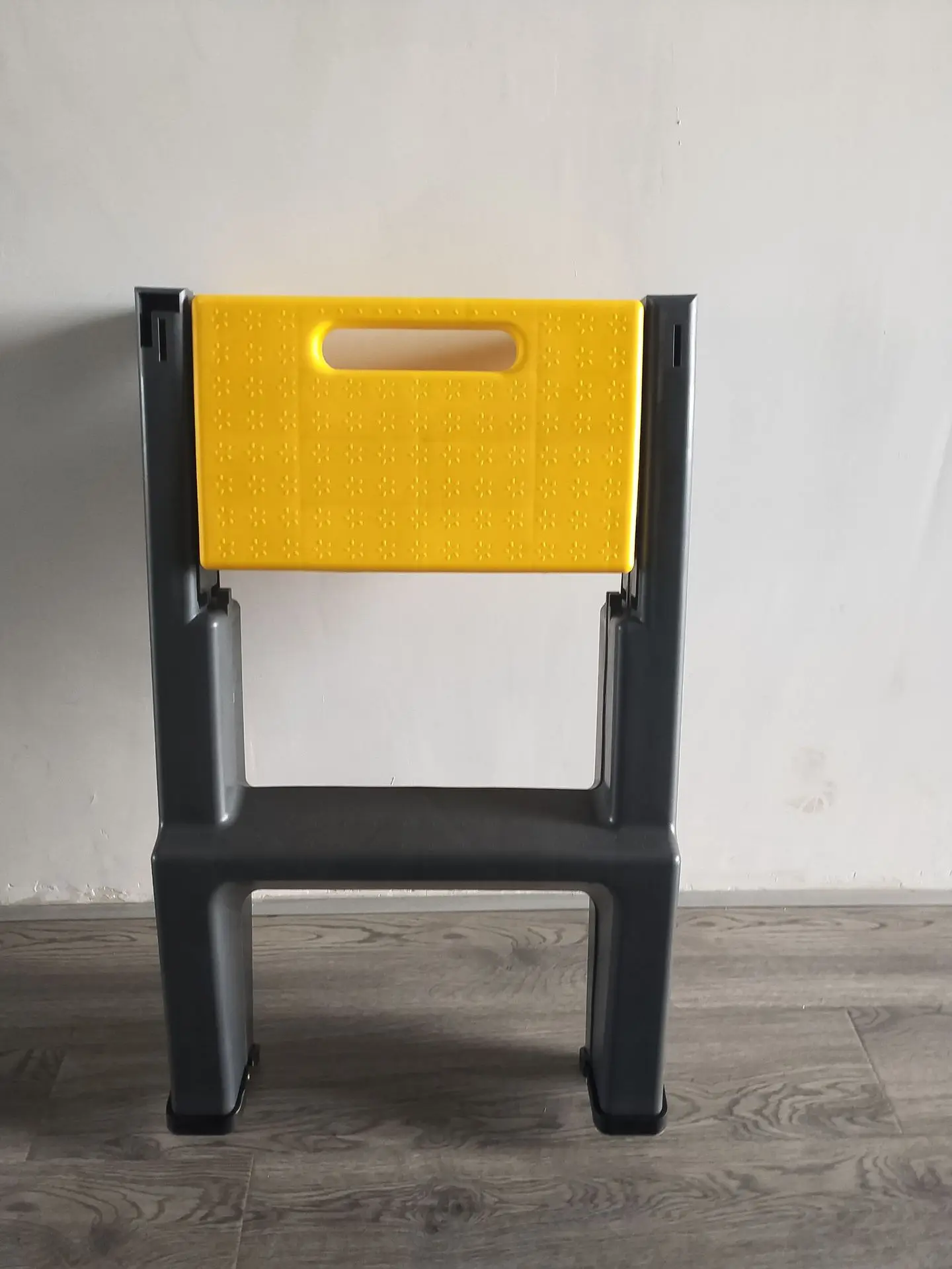 Foldable storage stool for car wash