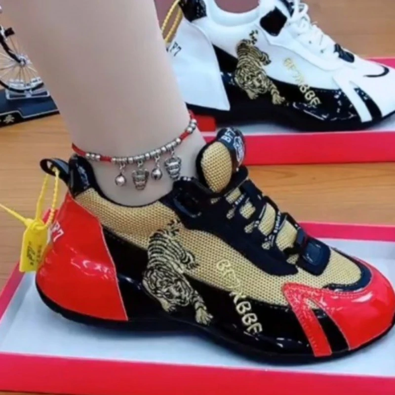 Chaussures de dehors Respirantes avec Broderie de Tigre pour Femme Baskets Basses Assorties à Lacets, Nouvelle Collection