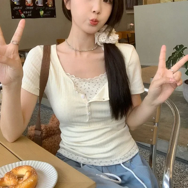 Blusa de verano de encaje Floral suave para mujer, Tops empalmados ajustados con botones dulces para mujer, camiseta de manga corta de diseñador costero 2024