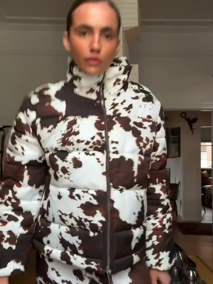 Krótka kurtka puchowa damska w krowie łaty, biała, z kaczym puchem, stójka, ocieplana, zapinana na zamek, ze sznurkiem, odzież śnieżna.