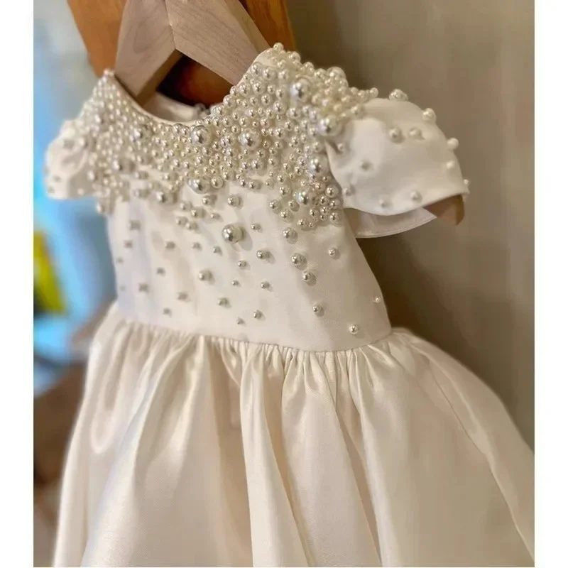 Maßgeschneidertes weißes, mit Perlen verziertes Satin-Blumenmädchenkleid, erstes Weihnachtskleid, Hochzeits-Partykleid für Mädchen
