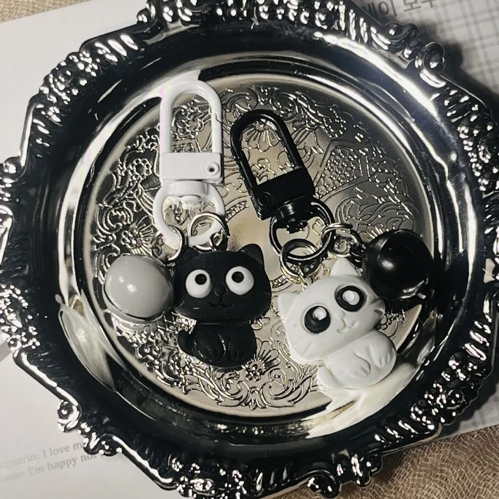 

Cute Black White Cat Keychain Funny Creative Bell Pendant Backpack Hangings Key Ring Daily Simple Keyring Couple Accessories