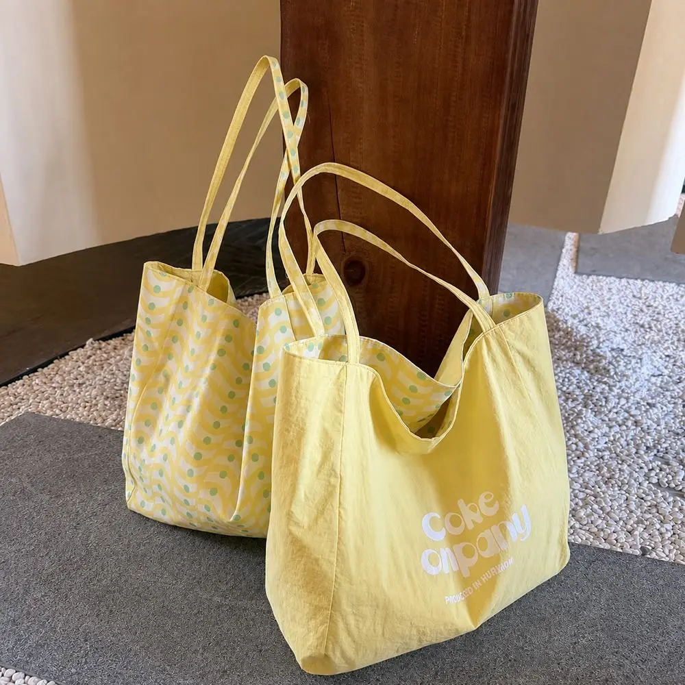 Modische Tragetasche mit Polka-Dot-Muster, leichte Handtasche mit großem Fassungsvermögen, beidseitig verwendbare, weiche Schultertasche zum Einkaufen. – Detail 5