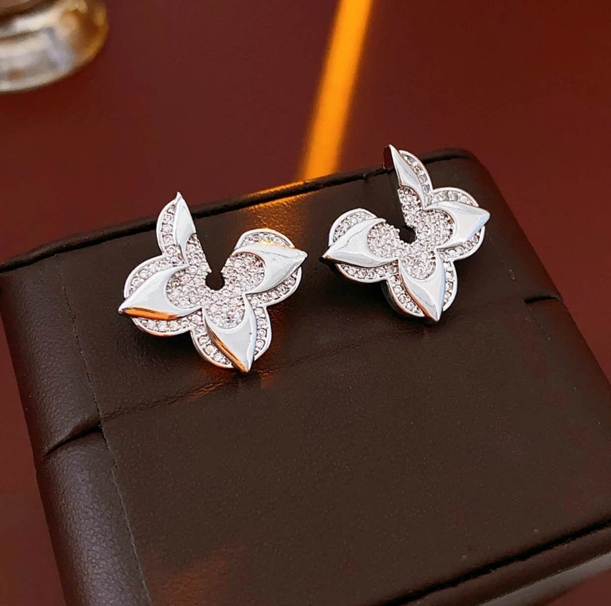 

Hot sale 2.4 * 2.5 cm zircon double-layer flower earrings delicate and versatile ear studs luxurious and high-end retro earrings