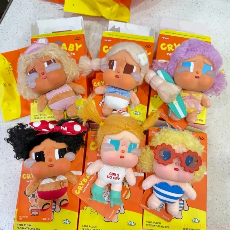 POP MART Crybaby Modalità vacanza su serie Scatola cieca per bambola in vinile Scatola misteriosa Ornamento carino Figura anime Giocattolo da tavolo Regali di compleanno