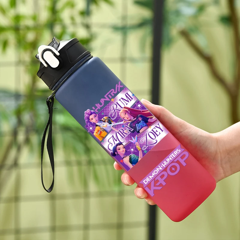 ขวดน้ำ KPop Demon Hunters ขนาด 800 มล. พร้อมหลอดดูด ลายมิรา รูมิ โซอี้ ขวดเชคเกอร์พร้อมสายสะพายพกพา แก้วน้ำสำหรับเดินทาง ของขวัญสำหรับแฟนคลับ