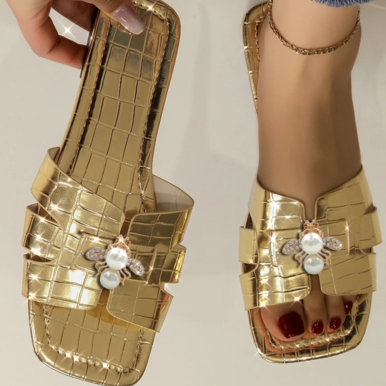 Женские роскошные шлепанцы с жемчужным декором, золотые модные элегантные сексуальные туфли на плоской подошве, летние уличные блестящие сандалии 2025 для вечеринок и офиса с крокодиловым узором