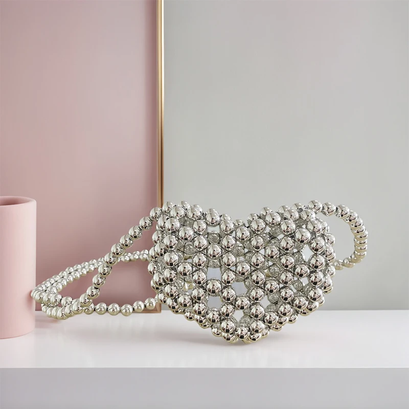 

Niche design, fashionable, simple and versatile, handmade bead heart-shaped weaving, trendy and portable mini lipstick crossbody
