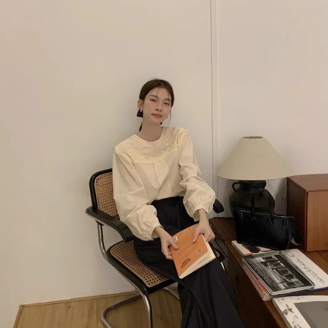 

Real shot~ 2025 Korean version early spring and autumn new versatile French pleated design crew neck shirt women's clothing