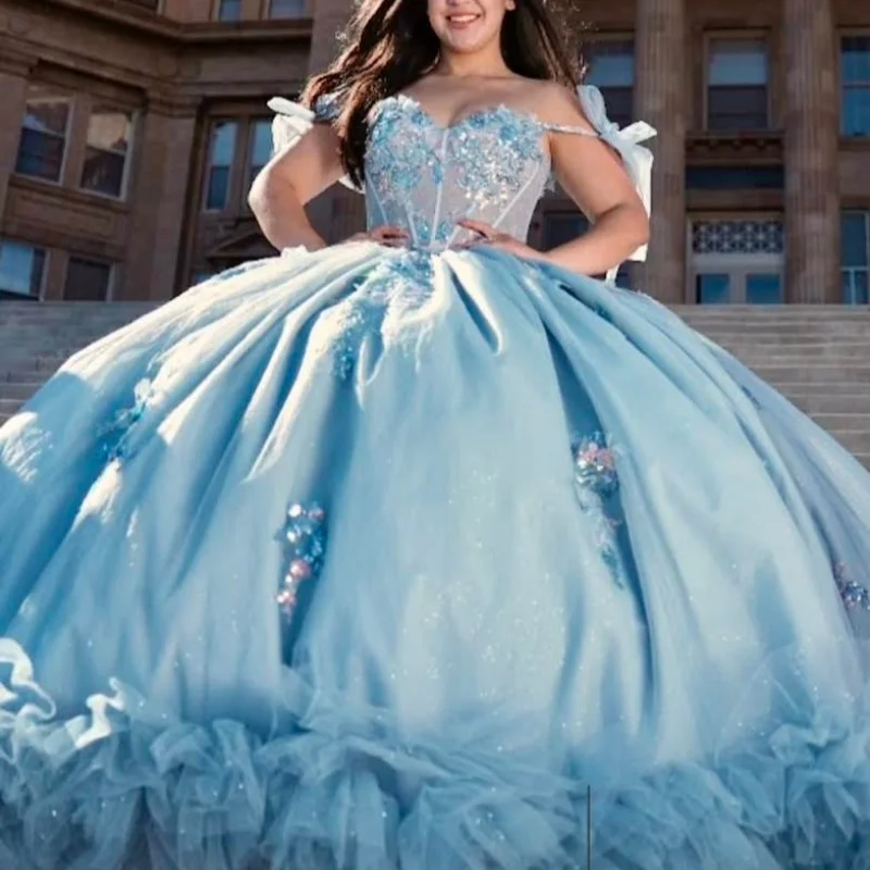

Синие платья Quinceanera с открытыми плечами, блестящие цветы и кристаллы, наклейка, длинный хвост, бант, кружевное многослойное платье, Vestido 15, Quinceanera по индивидуальному заказу