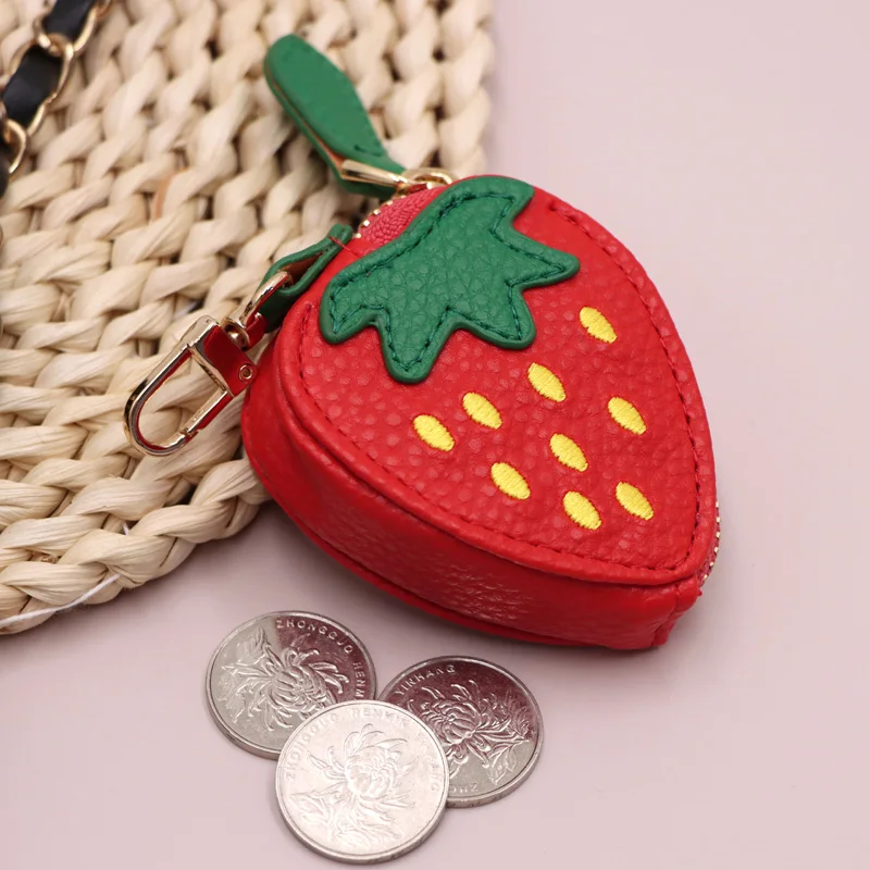 Fashionable and Creative Summer Faux Strawberry Fruit 3D Coin Purse, Earphone Case, Lipstick Storage Box, Made of Pu Faux Leather, with a Smooth Zipper and a Hook for Hanging on a Bag, Mini Size for Storing Coins, Keys, Access Cards, Etc., Suitable for Use as a Bag Accessory or Decorative Item, Perfect for Birthday Gifts, Anniversary Gifts, Graduation Season, Back-To-School Season, Etc., a Must-Have for Fashionistas
