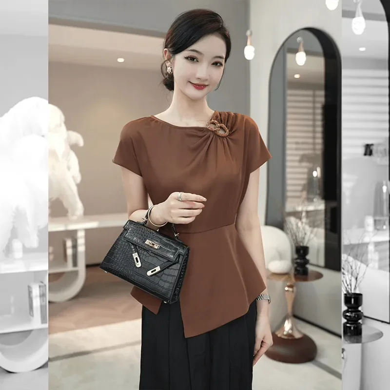 Blusa de manga corta ajustada de satén color caramelo para mujer, hebilla decorativa, dobladillo asimétrico, Top informal elegante de lujo para fiesta de oficina