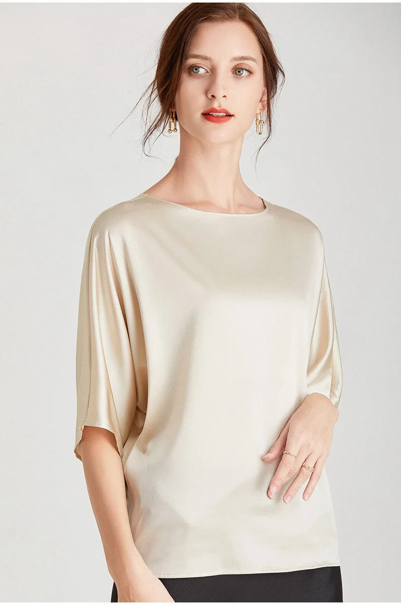 Schweres Satin-T-Shirt für Damen. Hochwertiges und stimmungsvolles Sommer-Satin-seidiges T-Shirt für Damen. Weißes T-Shirt