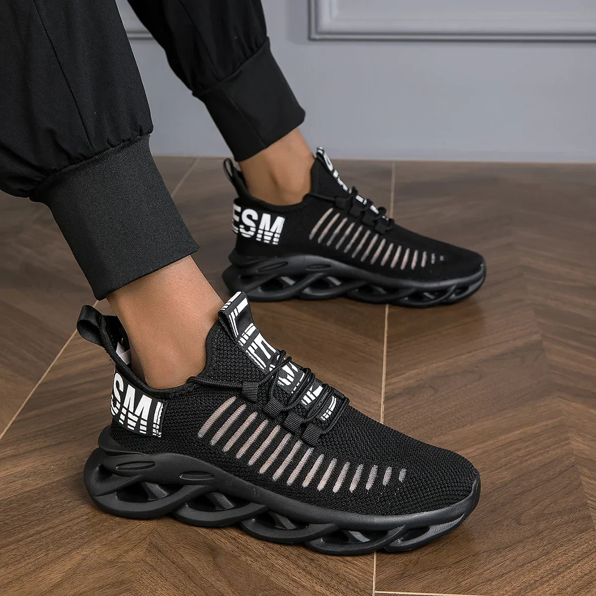 Nieuwe Heren Zwarte Sneakers Zomer Lichtgewicht Heren Schoenen Comfortabele Mesh Ademende Schoenen Voor Heren Outdoor Platform Hardloopschoenen