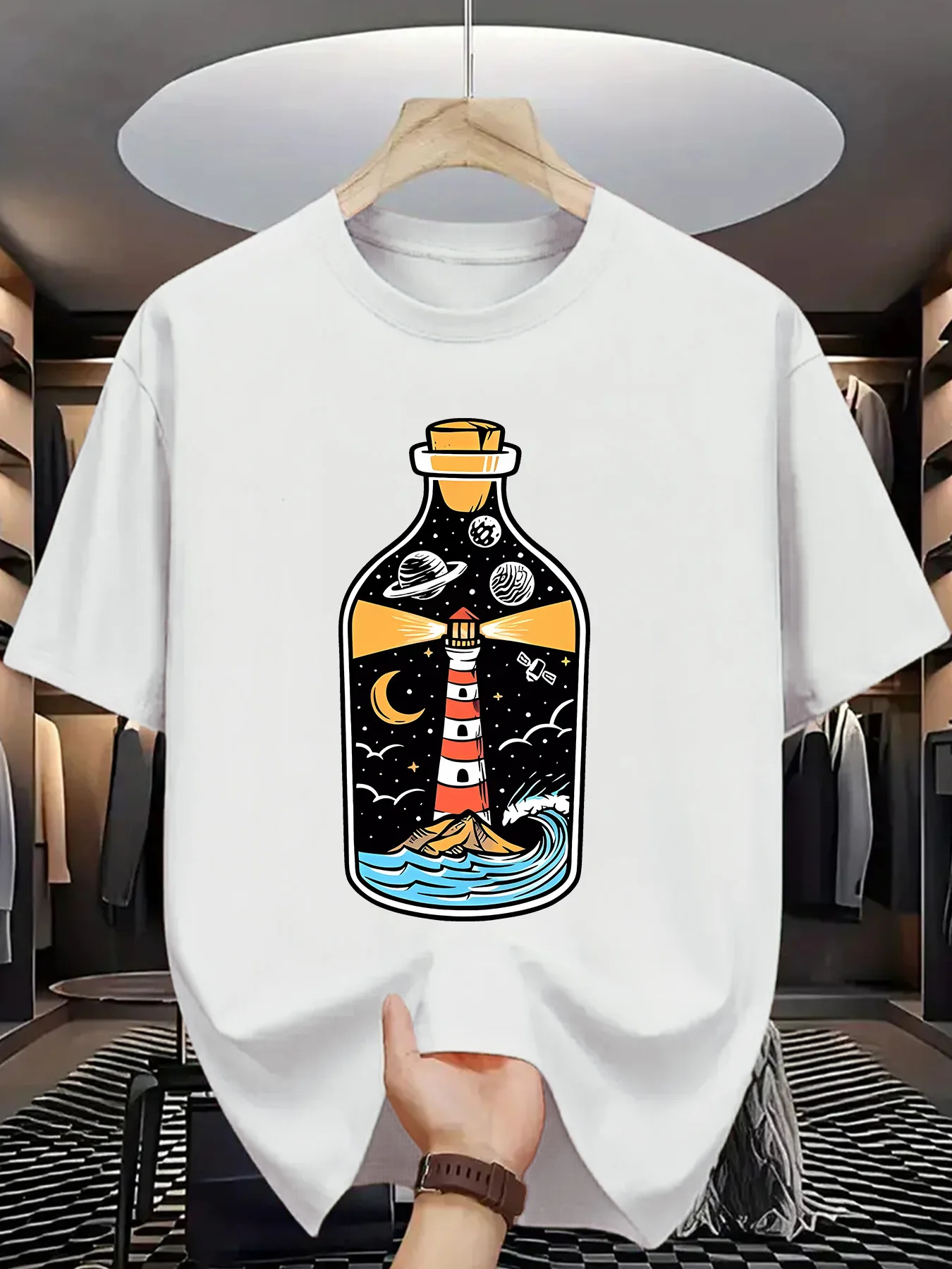 منارة شاطئ برتقالية لامعة مع تي شيرت مطبوع برقبة دائرية وأكمام قصيرة على الأمام