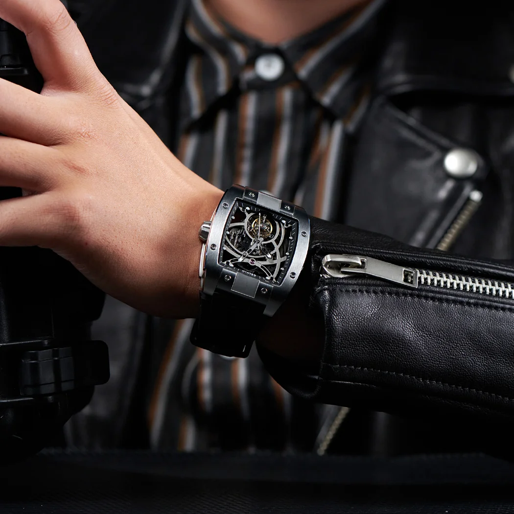 مستطيل الأصلي العلامة التجارية الأعلى توربيون ساعة أوتوماتيكية الرياضة الهيكل العظمي النبيذ برميل ألياف الكربون حالة مطاط مقاوم للماء حزام EM-RT