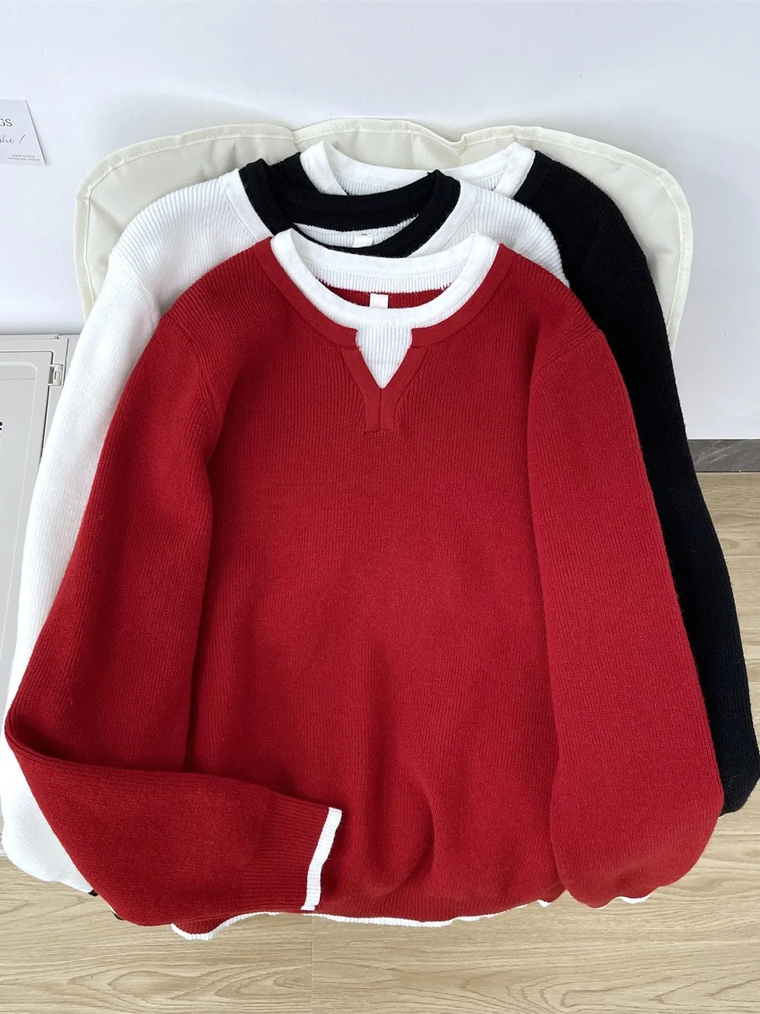 

Новогодний красный повседневный вязаный свитер с эффектом двухслойности для мужчин, коллекция 2026 года, универсальный, для ношения под одеждой, в стиле кэжуал, с длинным рукавом