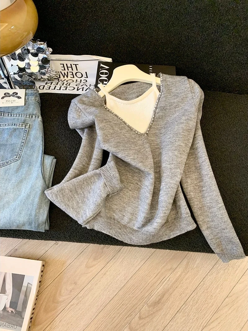 

Весна 2026: Вязаный свитер с V-образным вырезом и длинными рукавами, свободный крой, имитация двухслойности, с декоративной вышивкой