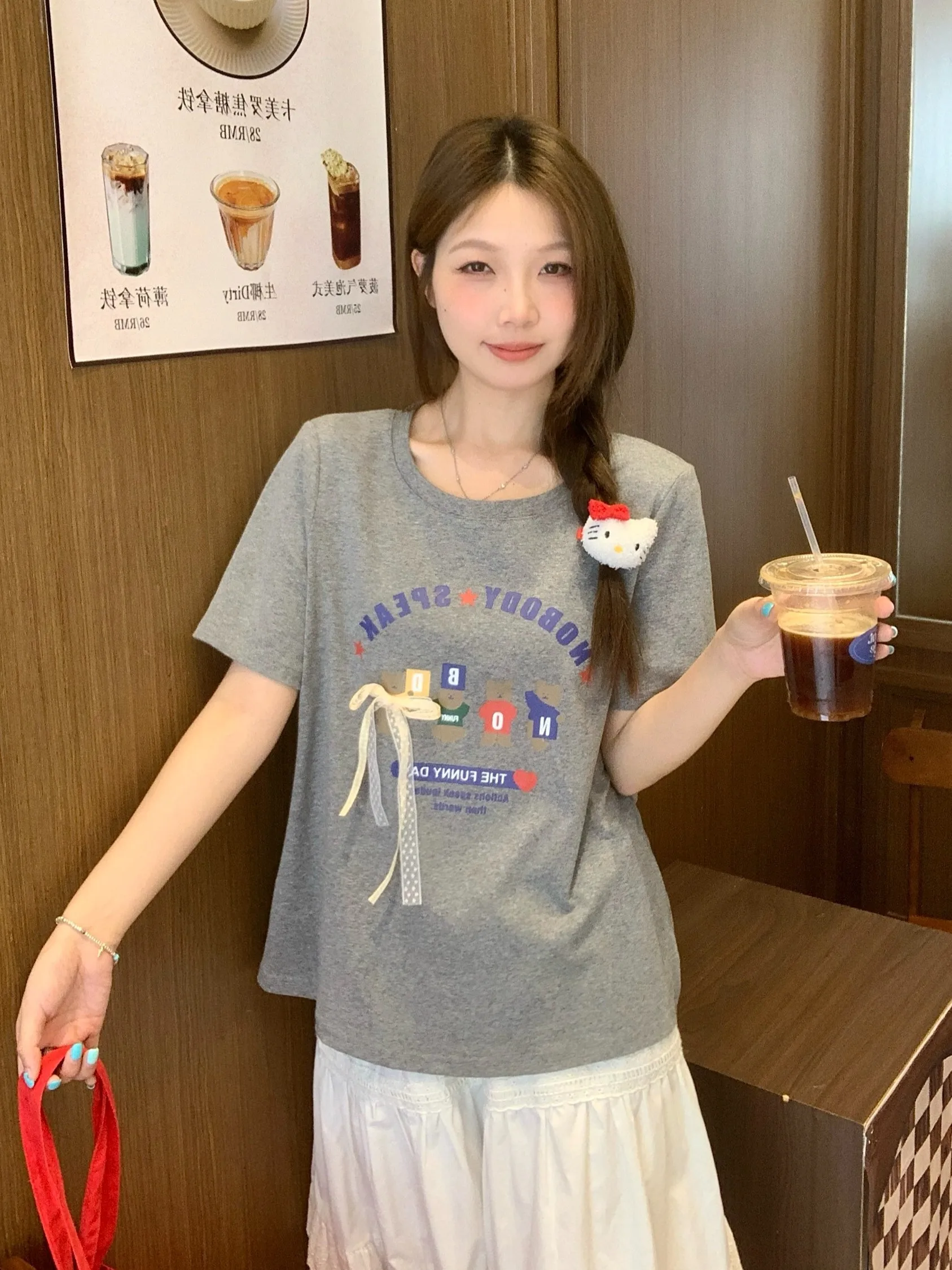 

Женская футболка больших размеров с мультяшным принтом и надписями, летняя новинка, свободный крой, короткий рукав, с бантом, дизайн с завышенной талией