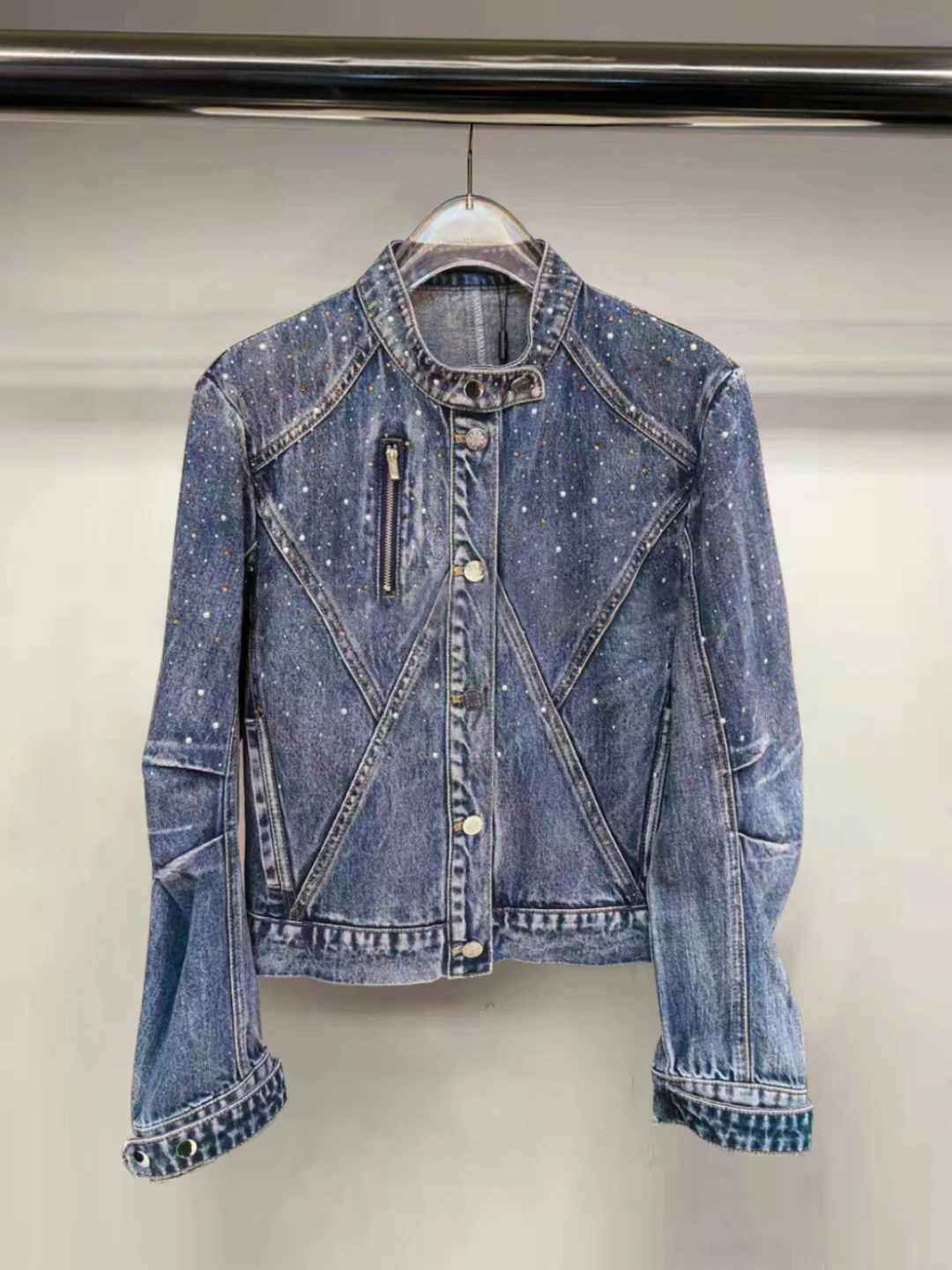 

LIMANER25 Осенняя новинка: джинсовая куртка с длинными рукавами, украшенная стразами, в стиле мото-шик, свободного кроя, из хлопка, повседневная, утепленная.