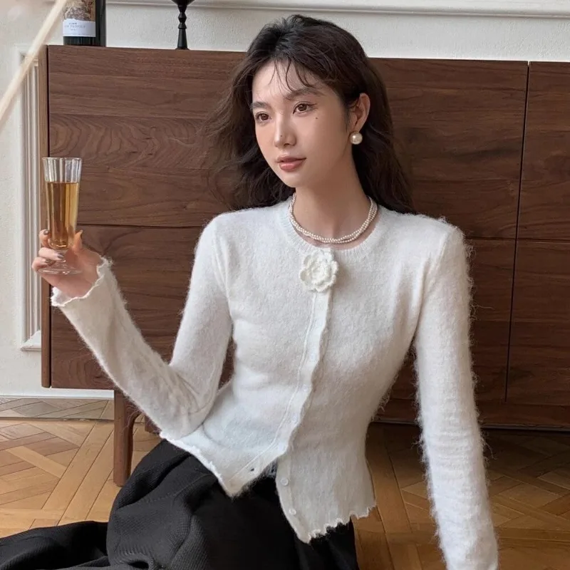 

2025 Fashionable Round Neck Flower Horse Sweater Women's Autumn French Luxury Temperament Elegant Slim Solid Color Knitwear