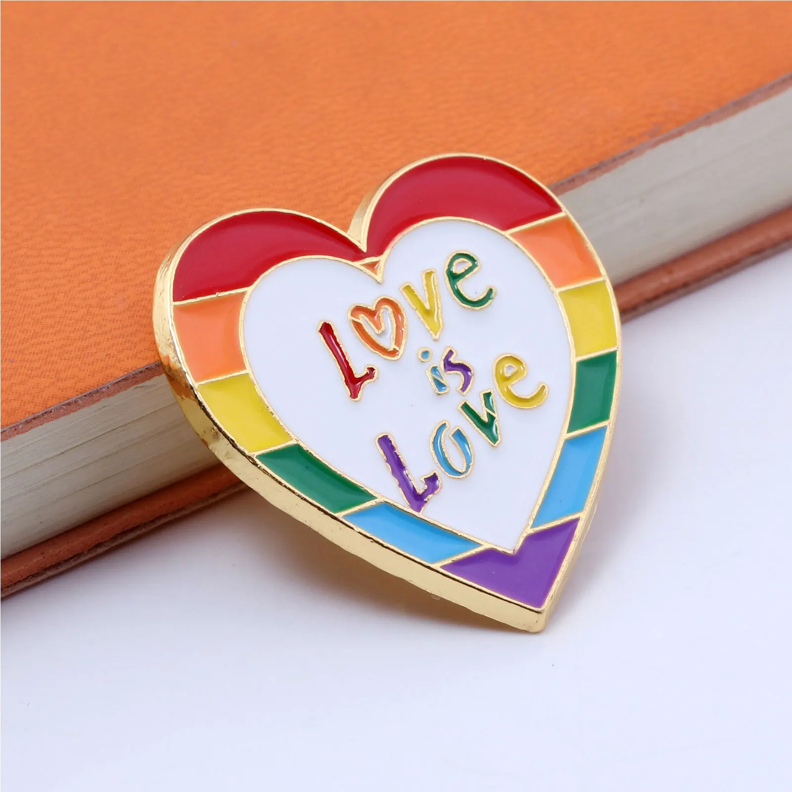 LGBT فخر قوس قزح القلب المينا دبابيس بروش الحب هو الحب شارة المثليين بروش الملابس حقيبة اكسسوارات مجوهرات هدايا