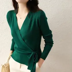 Camisa de punto de Color liso para mujer, blusa elegante ajustada con cuello en V, manga larga, lazo con cordón, primavera y otoño