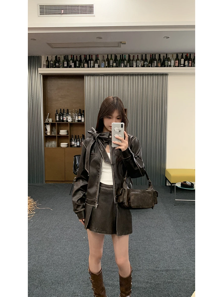 سترة جلدية حمراء فاخرة للنساء بتصميم عصري لخريف وشتاء 2025، سترة دراجات نارية من قطعتين