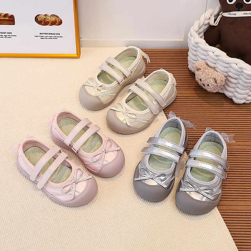 

Детские балетки с бантом для девочек, новинка 2026 года, летние спортивные сандалии с мягкой подошвой, шикарные, универсальные, для школы и повседневной носки, эффект босых ног