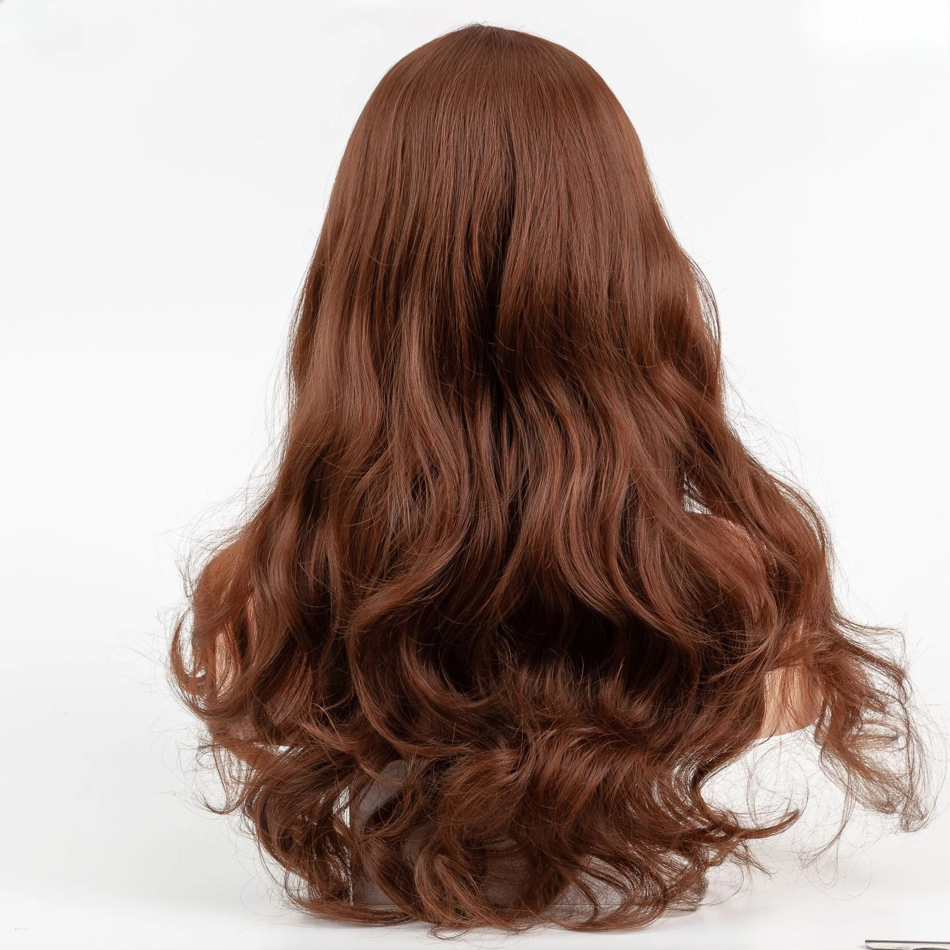 Parrucca riccia lunga realistica e naturale alla moda femminile europea e americana realizzata in stile berretto intero in seta ad alta temperatura.