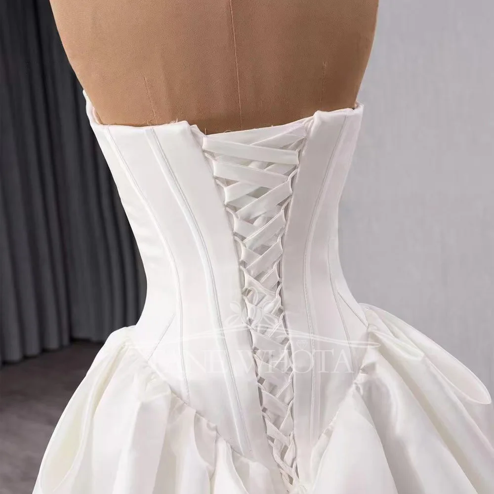 エレガントなサテンのウェディングドレス ノースリーブ 恋人 レースアップ バック ラッフル カスタマイズされた民間式結婚式のブライダルドレス