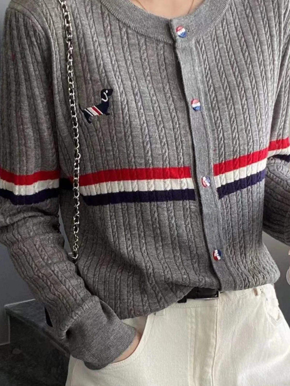 

Корейский женский вязаный кардиган с V-образным вырезом, длинными рукавами и вышивкой, осенняя коллекция 2024, новая модная повседневная верхняя одежда